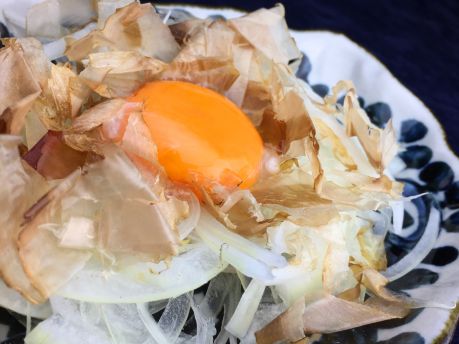 オニオンスライス /長野県諏訪市の黒毛和牛もつ鍋と牛タンの居酒屋/宴屋とんぼ 